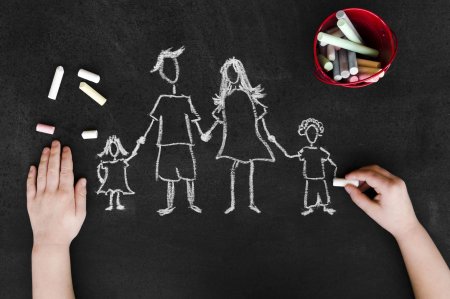 Ребенок рисует на доске