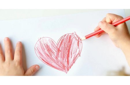 Ребенок рисует сердце