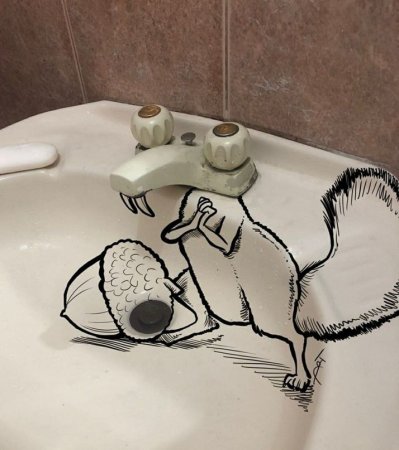 Вода льется из раковины