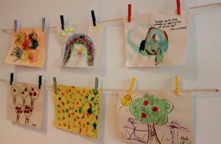 Выставка рисунков на прищепках