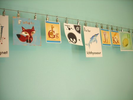 Выставка детских работ на прищепках