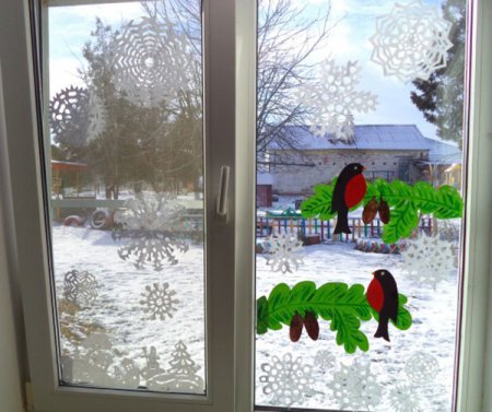 Украшение окон в детсаду цветные к новому году