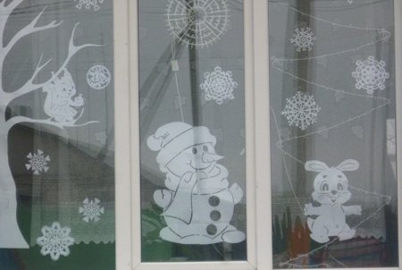 Рисунки на окнах в детском саду