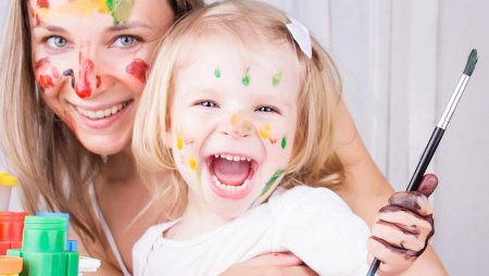 Мама с ребенком занимается творчеством