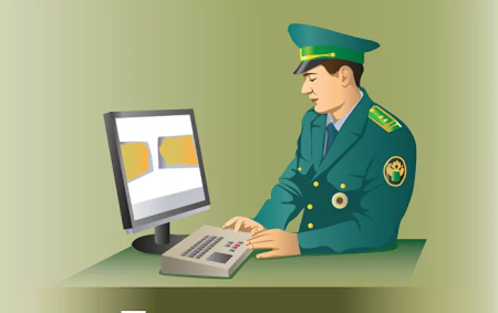 Таможенник за компьютером