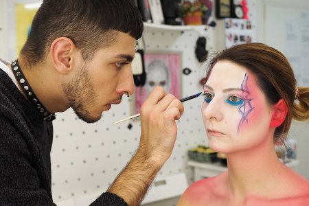 Нарисованная девушка с косметикой