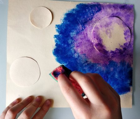 Рисование гуашью губкой