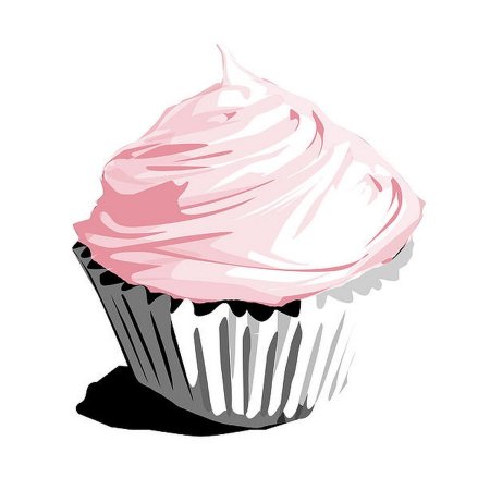 Розовое пирожное на белом фоне