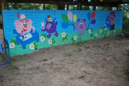 Украшение стены на участке в детском саду