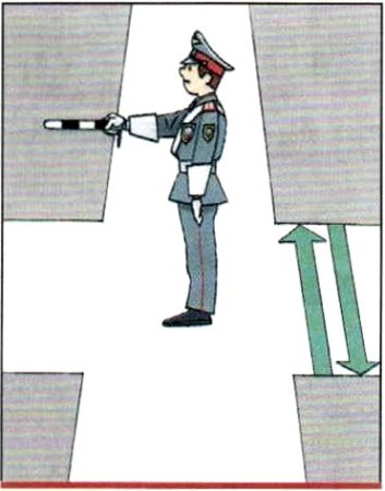 Правая рука регулировщика вытянута вперед