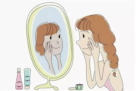 Девочка смотрит в зеркальце