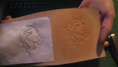 Тиснение на коже конь