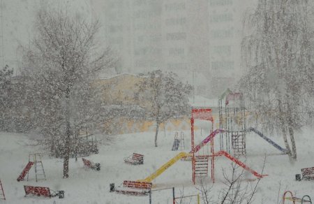 Заснеженная детская площадка