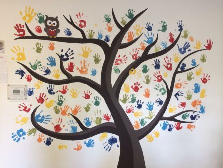 Дерево на стене в детском саду