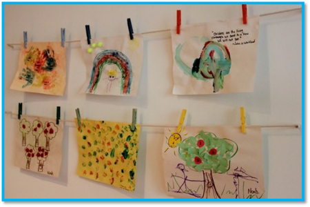 Выставка рисунков на прищепках