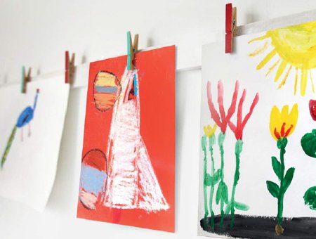 Выставка рисунков на прищепках