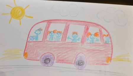 Рисование автобус украшенный флажками едет по улице