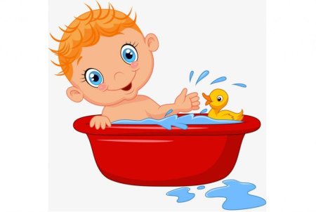 Купается в ванной