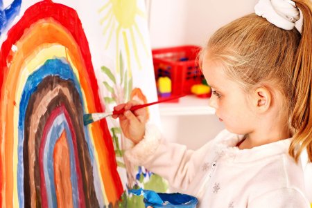 Воспитатель с детьми