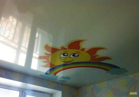 Натяжной потолок с принтом в детскую