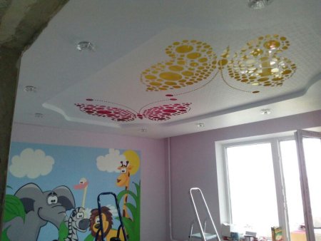 Двухъярусный натяжной потолок с бабочками