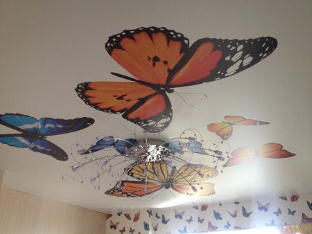 Натяжные потолки с бабочками цветами