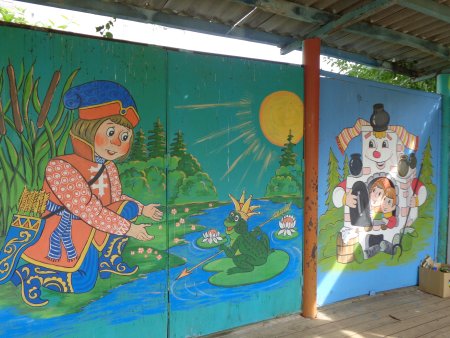Рисунки на веранде в детском саду