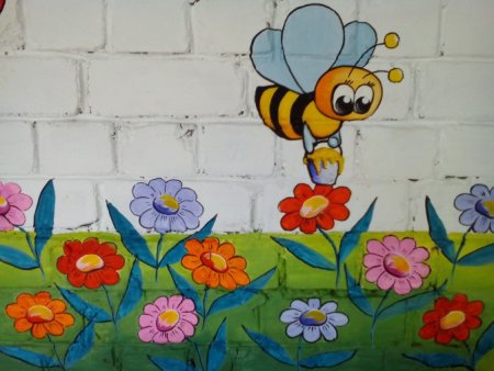 Рисунки на стенах в детском саду