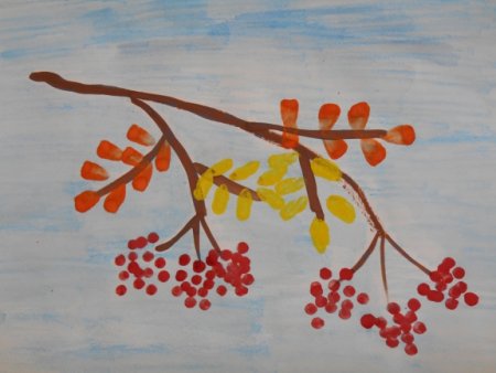 Веточка рябины ватными палочками