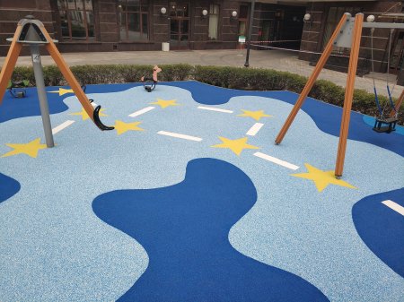 Скамьи на детских площадках с резиновым покрытием