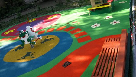 Укладка бесшовного покрытия из резиновой крошки