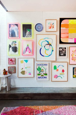 Размещение детских рисунков на стене