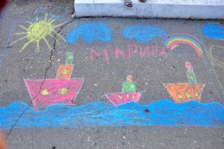 Рисование мелками на асфальте в детском саду