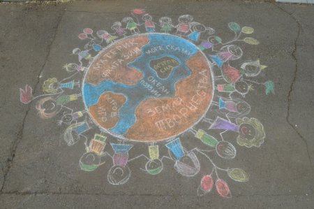 Сказочные герои на асфальте