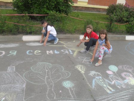 Конкурс рисунков на асфальте ко Дню Победы