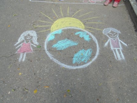 Рисунки на асфальте ко Дню семьи