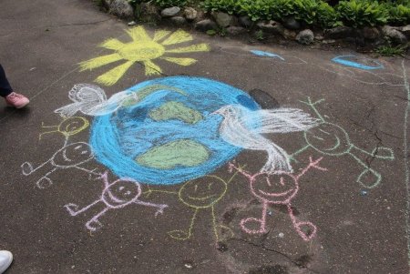 Рисунки на асфальте мелками ко Дню России