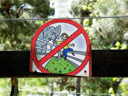 Запрещающие знаки в зоопарке