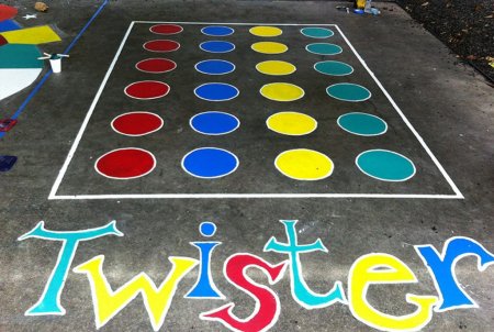 Игра твистер на асфальте