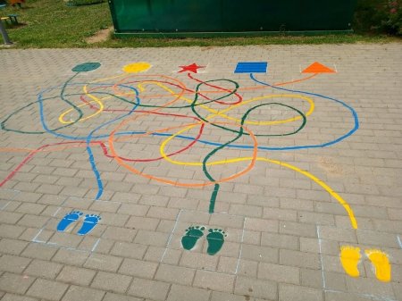 Лабиринт на асфальте для детей в детском саду