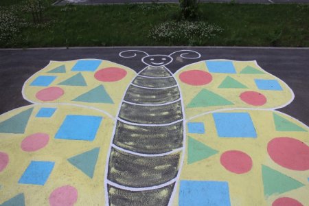 Рисуем на асфальте в детском саду