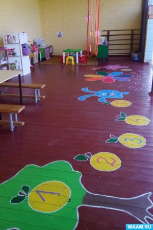Украшение на веранде на полу в детском саду