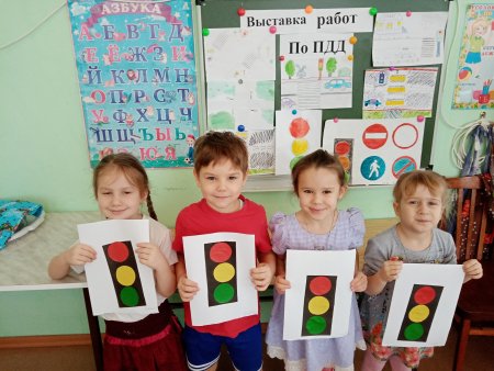 Выставка детских рисунков «зеленый огонек»