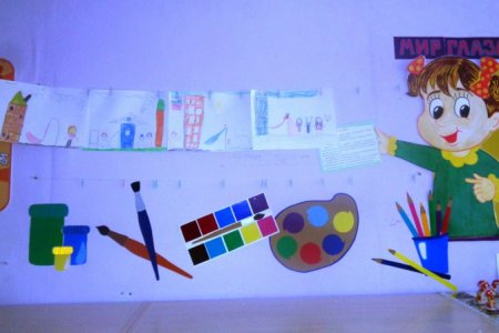 Уголок рисования в детском