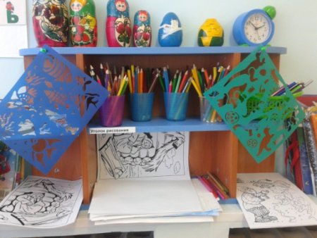 Полка для изодеятельности в детском саду