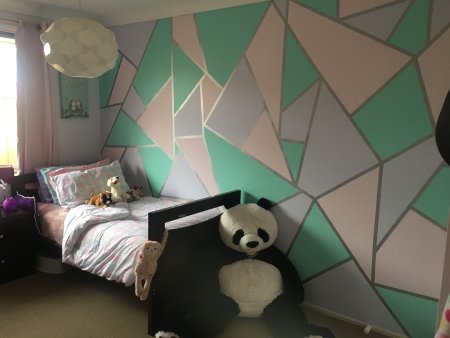 Геометрические фигуры на стене в детской комнате
