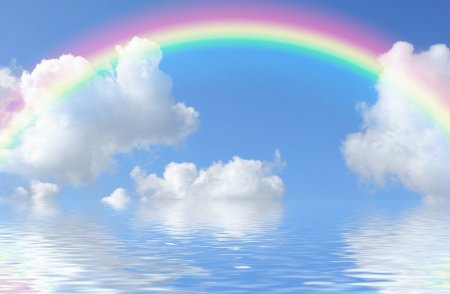 Голубое небо с облаками и радугой