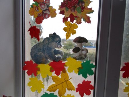 Осеннее украшение окон в детском саду