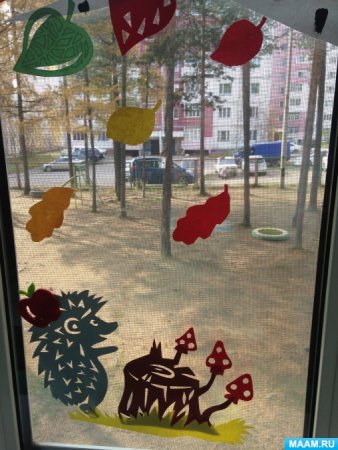 Осеннее украшение красками на окнах