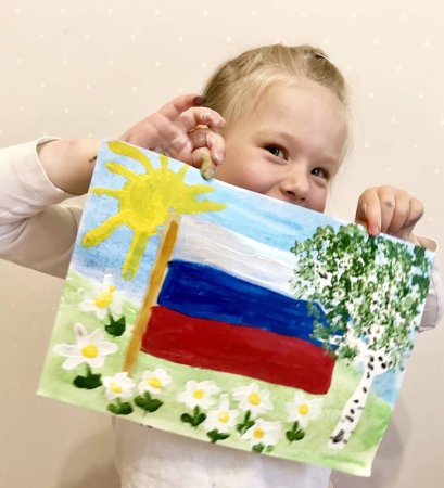 Флаг России в руках ребенка